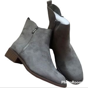 Cute grey ankle booties. Size 8 wide width!